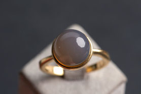Vintage Ring Mondstein, Kugel grau, Gelbgold, silber, fairer Schmuck, nachhaltig, Schmuck aus München