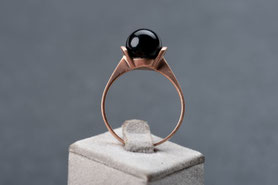 zarter Ring mit Onyxkugel aus 333 Weissgold, Meisterpunze, mit 18k Roségold plattiert, Ringgröße 56, mishmish Unikatschmuck, Vintage, Rotgold, nachhaltiger Schmuck, sustainable jewelry, Schmuck aus Deutschland, mishmish Unikatschmuck, refurbished