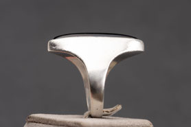 60er Jahre Ring mit einem großen, ovalem Onyx Cabochon, Statement ring, 925 Silber neu mit 999 Feinsilber plattiert, Ringgröße 62, Vintage ring, Einzelstück, mishmish 