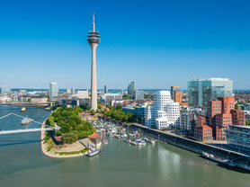 Blick auf den Rhein und den Rheinturm in Düsseldorf