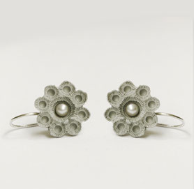 porseleinen oorbellen grijs met witte parel, handgemaakte sieraden, zeeuwse sieraden
