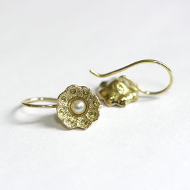 gouden zeeuwse oorbellen met parel, zeeuwse sieraden, handgemaakte sieraden
