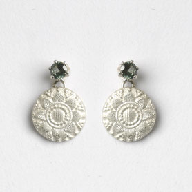 zeeuwse oorbellen met zilver en toermalijn, zeeuwse sieraden, handgemaakte sieraden, toermalijnen sieraden
