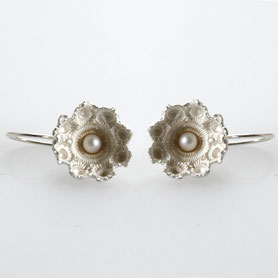 zeeuwse oorbellen met zilver met parel, zeeuwse knoop sieraden, handgemaakte sieraden sieraden