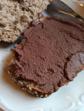 Schoko Hummus auf Brötchen