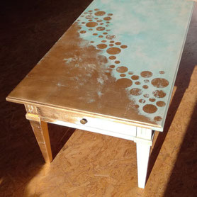 Table basse bleu or