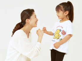 お母さんと子どもが指切りをしている