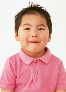 少し口を開けた男の子