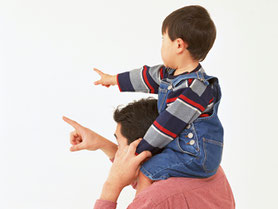 お父さんが子どもを肩車している画像