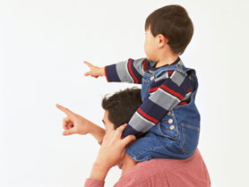 お父さんが子どもを肩車している