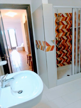 Bagno "Arancione"  con spaziosa doccia