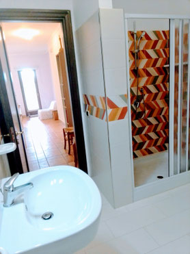 "Orange Bad" mit Dusche, WC