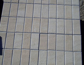 Adoquin rectangular de 20x10 cm en piedra de Sierra Elvira abujardado y biselado.