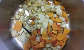 Détailler les pommes et le potimarron en morceaux avant cuisson.