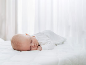Schlafendes baby auf Matratze von Träumeland