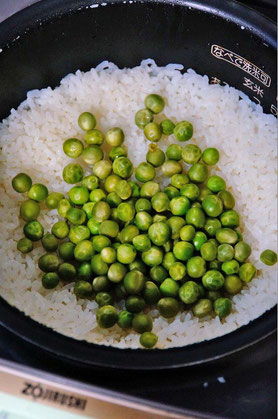 炊飯器に別に茹でておいたお豆さんを入れたところだよ。ちょっと茹で過ぎちゃったかも…でも美味しかったよ♪