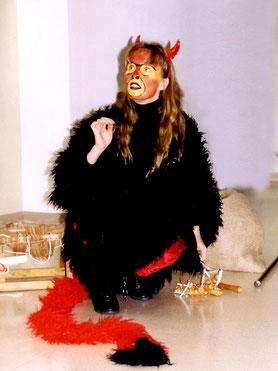Krampussinchen hockt schüchtern auf der Bühne