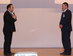 張本会長に謝辞を述べる福知山JCの衣川泰広副理事長