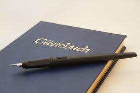 Gästebuch mit Stift zum Eintragen von Erfahrungen