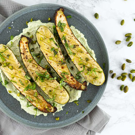 Zucchini auf Basilikum-Feta aus dem Dampfgarer.