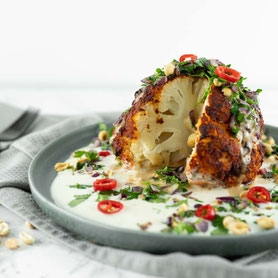 Gerösteter Blumenkohl an Tahini-Sauce.