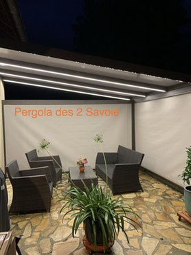 Pour profiter agréablement de votre terrasse en toute saison, nous vous proposons pergola à toiture rigide, ruban led et store vertical sur mesure. 