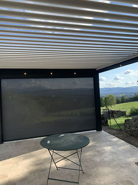 pose d'un store vertical sur une pergola aluminium sur mesure