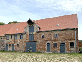 Die „Alte Schmiede” mit neuem Dach und neuen Fenstern und Türen