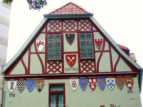 Die Wappen vom adligem Freihof