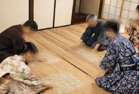 5人の老若男女によるかるたの練習風景