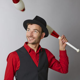Der Profijongleur Kaspar Tribelhorn jongliert mit Keulen
