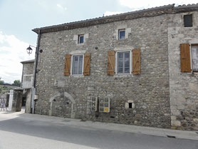 La maison du passeur a été separée de la molle par la route depuis la construction du pont.