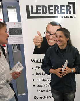 Eine Kollegin von LEDERER_training im Gespräch mit einer Interessentin am Vorbereitungskurs für die IHK-Sachkundeprüng nach § 34a der Gewerbeordnung bei der Weiterbildungsträger-Messe der Agentur für Arbeit und des Jobcenters Kiel