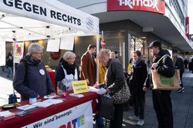 Foto: Ute Jäger, Infostand der OMAS GEGEN RECHTS Bochum & West; Unterschriftensammlung für die Petition an den NRW-Landtag zum AFD-Verbotsverfahren