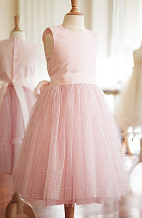 Robe cérémonie fille coton et tulle pailleté rose. Atelier à Neuilly-sur-Seine. Envois dans toute la France.