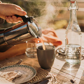 L'heure du petit déjeuner copieux à la table d'hôtes gourmande, locavore, produits locaux, frais et de saison cuisinés sur place, bio chaque fois que possible. Chambres d'hôtes de charme avec piscine, location de vacances écotourisme, Gers, Occitanie.