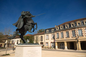 Le village de Lupiac est situé à moins de trente minutes de Lassenat éco- maison d'Hôtes en Gascogne, chambres d'hôtes éco-responsables, table d'hôtes bio et locavore,  piscine écologique, écotourisme, dans le Gers, en Occitanie.