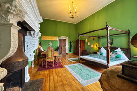 Hotelzimmer für bis zu 4 Personen mit Himmelbett, Kamin, Tisch und eigenem Badezimmer auf Schloss Arenfels im Tausentalerzimmer   