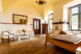 Hotelzimmer für bis zu 4 Personen mit eigenem Badezimmer, Doppelbett, Sofa und Parkettboden auf Schloss Arenfels im Baronzimmer