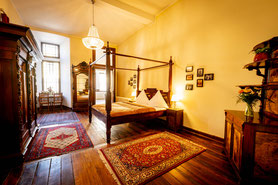 Hotelzimmer für bis zu 3 Personen mit Himmelbett, eigenem Badezimmer, Ganzkörperspiegel und Parkettboden auf Schloss Arenfels im Torzimmer