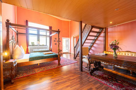 Hotelzimmer für bis zu 6 Personen mit Himmelbett, Empore, Doppelbett, eigenem Badezimmer, und Tisch auf Schloss Arenfels im Prinzessinnenzimmer 