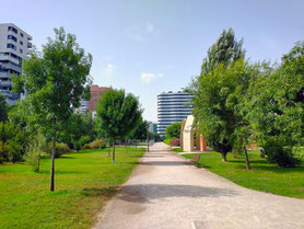 Cuenta con zonas de picnic equipadas con mesas y bancos, ideales para celebraciones y reuniones familiares.