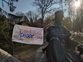 Im Türkenschatzpark, Friedensfahne  beim Kosakendenkmal ,von der Gehmeditation der Intersein Sangha Wien am 10.3.2022
