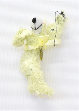 《Shape of mem No.10（腕に目）》2019　Drew a line with a thread on the stuffed toy　125mm×180mm×90mm