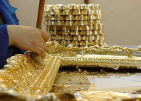 24金箔を貼り付ける行程も手作業。