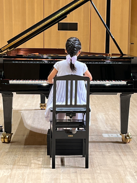  凛とした背中からも音楽が感じられます