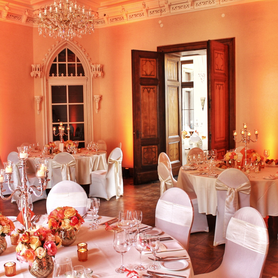 Heiraten, Pompös,Hochzeit, Rosa und Blauer Salon, Schloss Arenfels,  Dekoration, Geschmückt, Kerzenleuchter, Silberbesteck, Weiße Tischdecken, Weiße Servietten, Trauung 