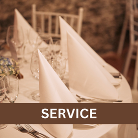 Catering, Service, Heiraten, Hochzeit, Westerholt Flügel, Schloss Arenfels, Weinkeller, Dekoration, Geschmückt, Kerzenleuchter, Silberbesteck, Weiße Tischdecken, Weiße Servietten, Trauung 