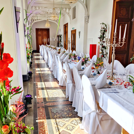 Heiraten, Hochzeit, Pompös, Galerie, Tafel, Schloss Arenfels,  Dekoration, Geschmückt, Kerzenleuchter, Silberbesteck, Weiße Tischdecken, Weiße Servietten, Trauung 