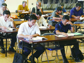石垣市青少年健全育成協議会総会の様子。総会には約25人が集まった=29日午後、石垣市健康福祉センター